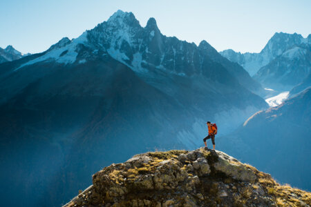 Un randonneur contemple le paysage des Aiguilles Vertes et de la Mer de Glace dans le Massif du Mont-Blanc