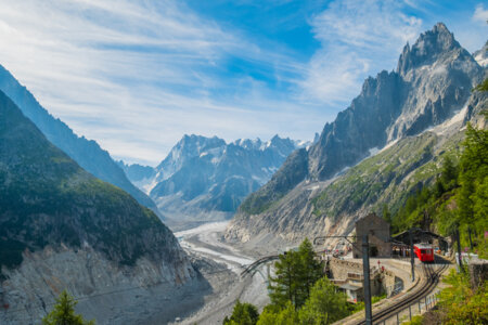 Vue du train du Montenvers passant devant la Mer de Glace