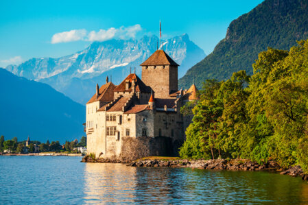Vue sur le château de Chillon, perché au bord du lac Léman avec de belles montagnes en second plan