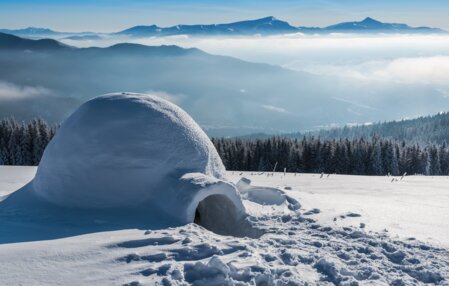 Un igloo construit au milieu des montagnes aux abords de Megève
