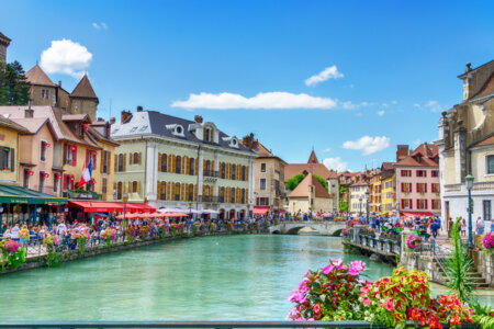 Vue sur le Palais de l'Isle et le canal du Thiou à Annecy, à découvrir grâce à une excursion depuis Genève