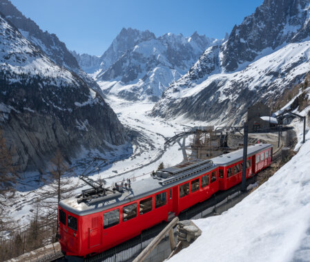 Vue du train du Montenvers face au paysage de la Mer de Glace