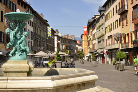 Vue de la place Saint-Léger, hyper-centre de Chambéry, depuis la fontaine en son centre