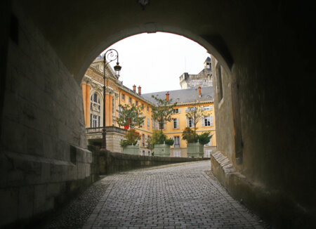 Une ruelle pavée donne sur des bâtiments de la Préfecture de Savoie, dans le château des Ducs de Savoie à Chambéry