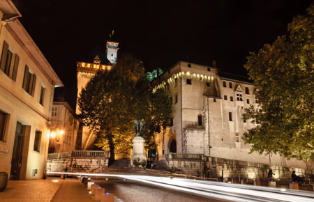 Vue sur le château des Ducs de Savoie, à Chambéry, de nuit