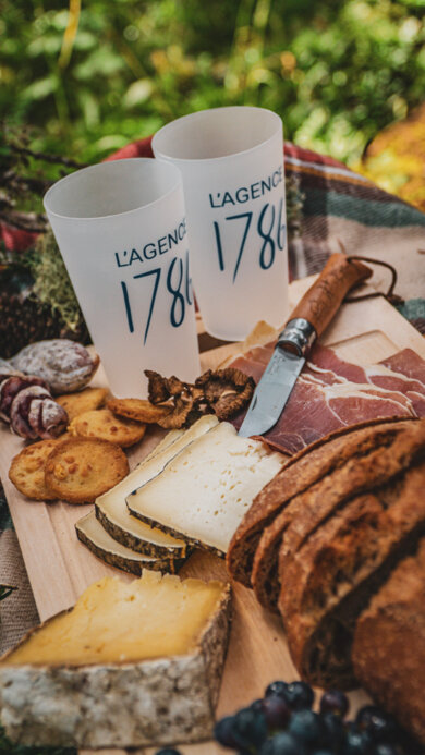 Un pique-nique dans la plus pure tradition savoyarde : fromage, charcuterie, pain, saucisson, petits biscuits salés, myrtilles et un Opinel