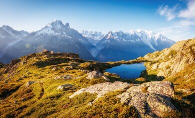 Le panorama de la chaîne du Mont Blanc depuis un point de vue dans les Aiguilles Rouges