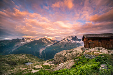 Couleurs d'un coucher de soleil sur les montagnes des Alpes et un chalet d'alpage